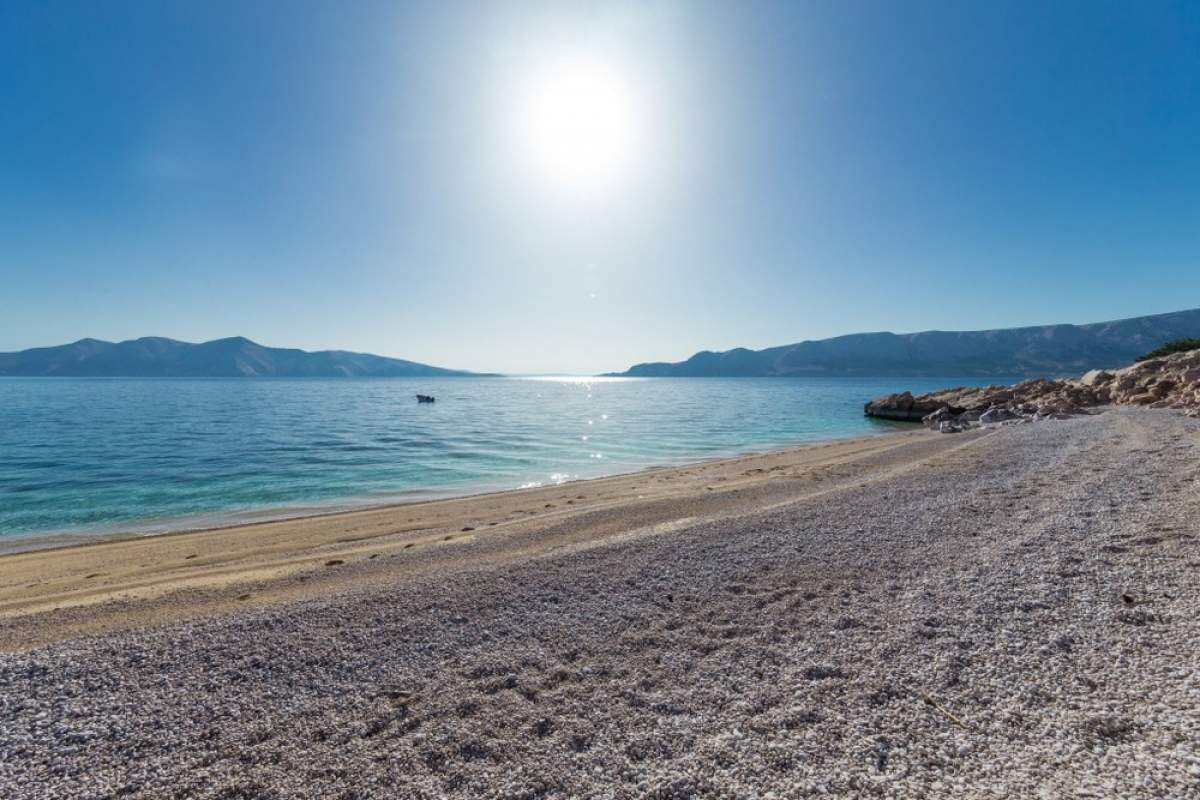 Vela plaža beach in Baška